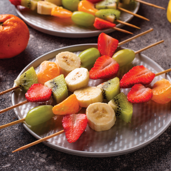 Espetinhos coloridos de frutas frescas.
